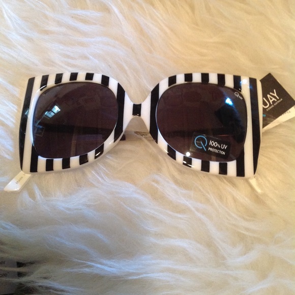 Quay Australia Accessories - SALE 🆕💕QUAY Phoebe stripe sunnies !READ AS IS!!